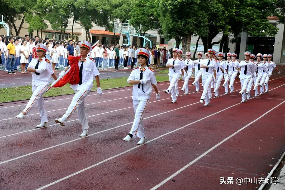 开学啦！现场多图预警：妈趴窗，爹爬墙，脸贴地！场面过于欢乐