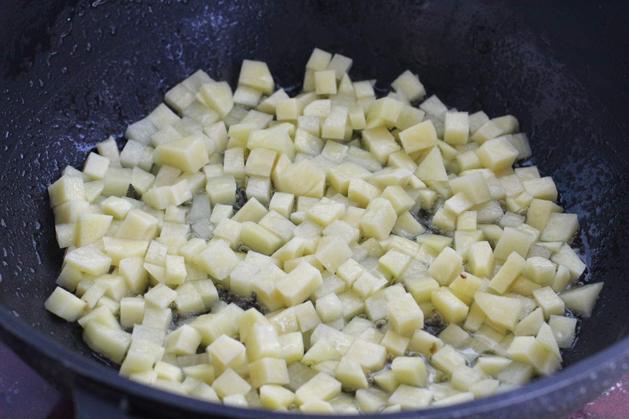 在家做麦叔叔同款薯饼，两个土豆就能做一大盘，外酥里糯香喷喷的