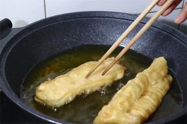 教你在家炸油条，做法和配方全都告诉你，蓬松柔软，好吃又健康