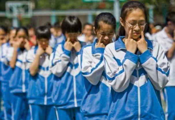 “天价校服”让家长苦不堪？教育部发表明确规定，中小学生有福了