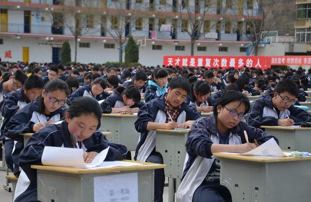 高考出现的神仙卷面火了，字迹工整好像印刷体，老师都不忍心扣分