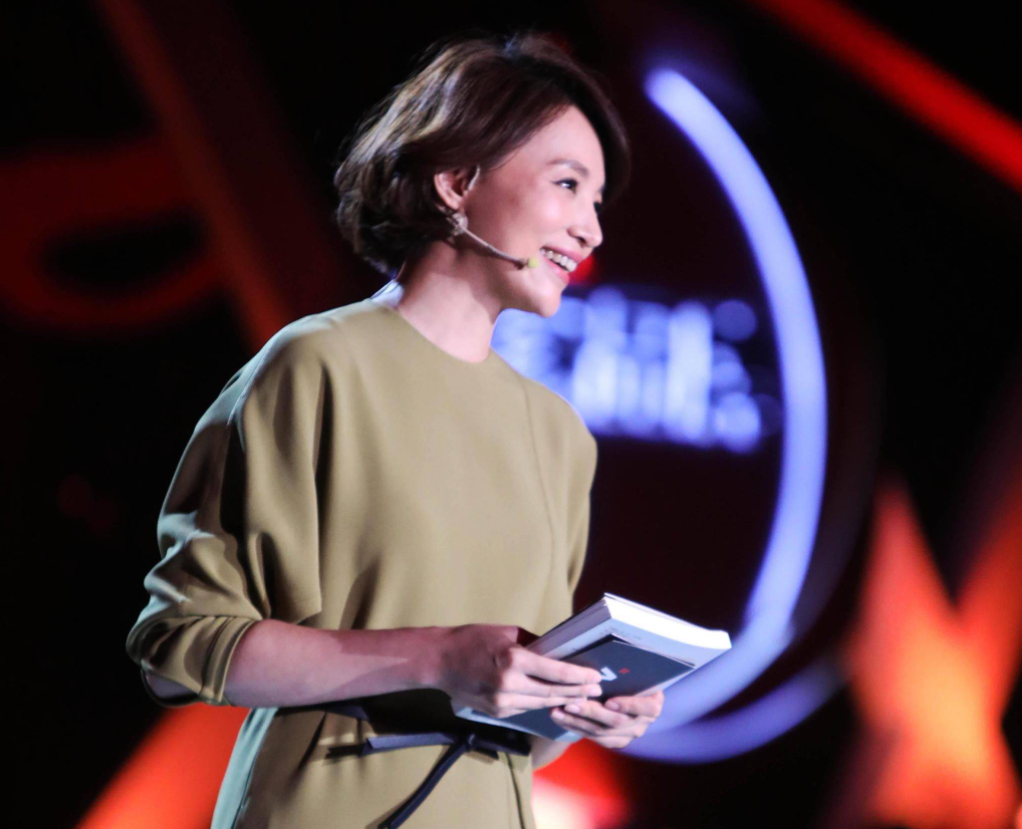 “央视一姐”董卿：连续主持13届春晚，却因赴美生子惨遭网友痛骂