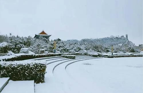 俗语“飘雪落坟，必出贵人；灵牌遭雨，后人必苦”能相信吗？