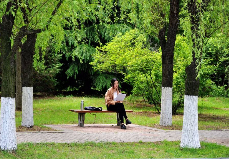 大学生要不要谈恋爱？最好别谈，学业有成后的恋爱更甜