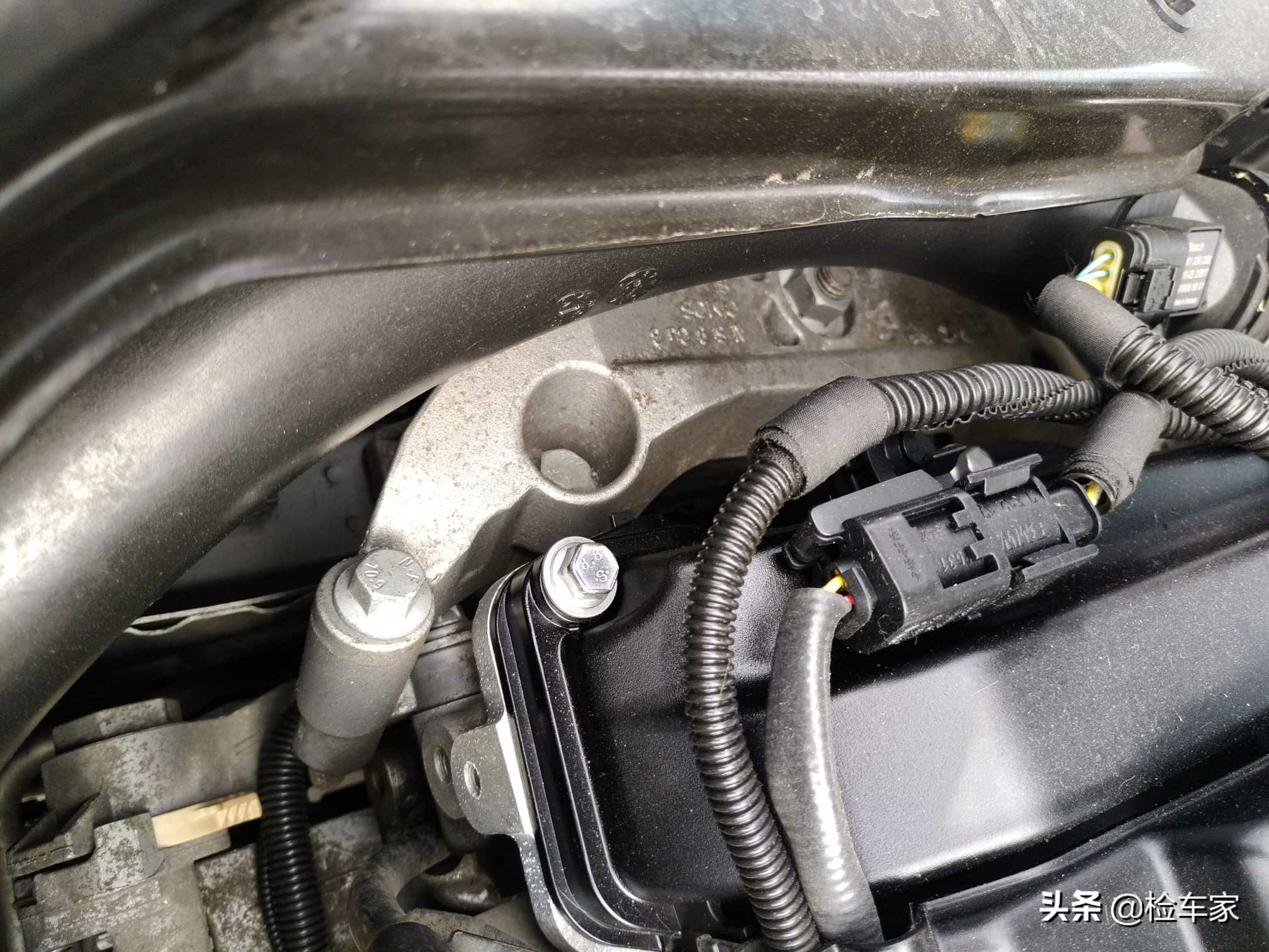 报价12万的宝马MINI，举起底盘吓一跳，一部件托底变形