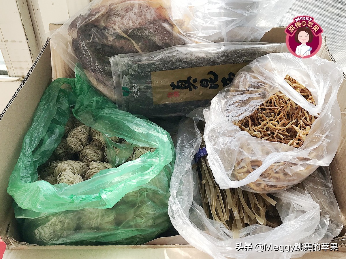 除了酸辣粉，红薯粉条还能做什么？巧用火锅底料，一家四口吃得欢