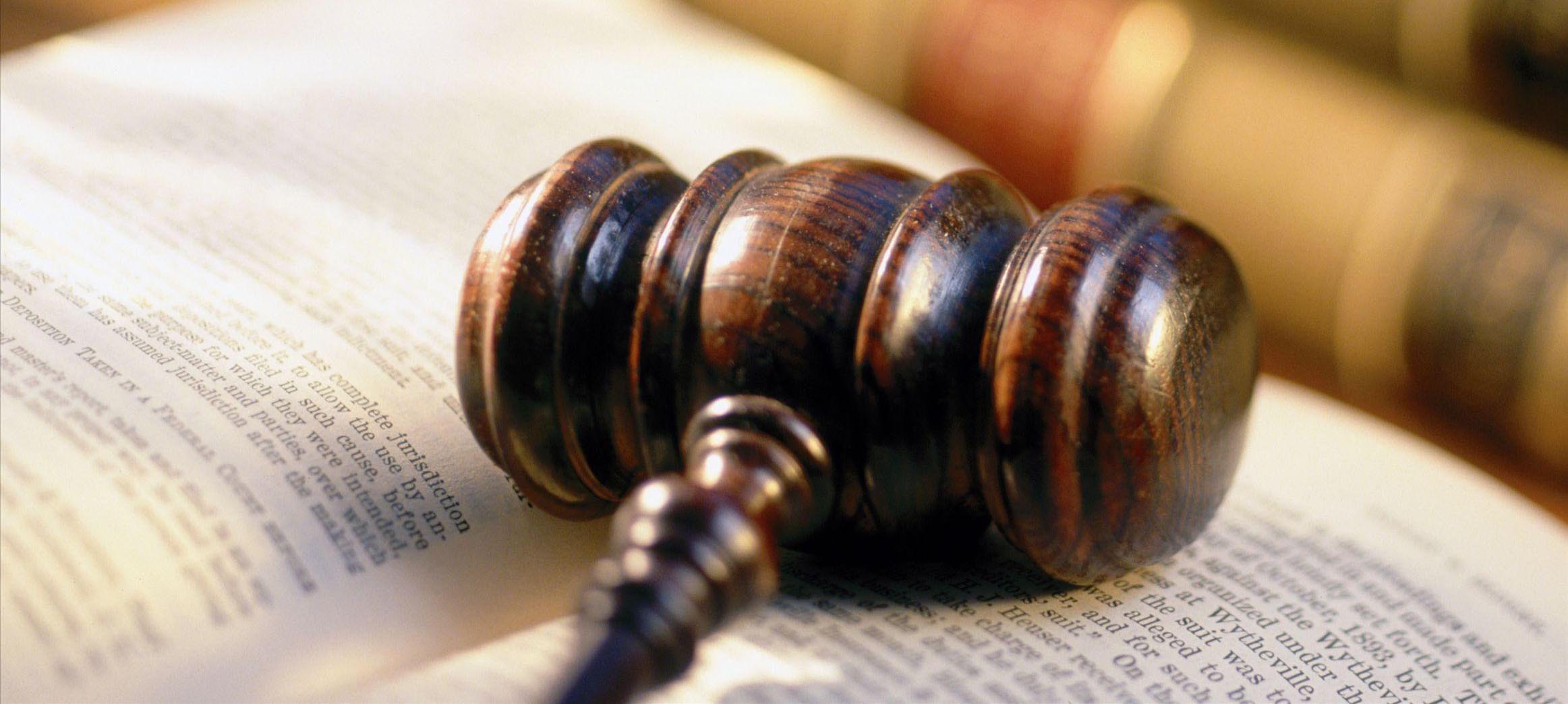 女律师因开庭不穿法袍，对合议庭出言不逊被罚款5000元