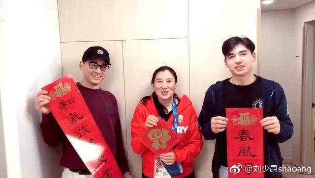 刘少昂(混血冬奥冠军刘少林全家福曝光！父亲东北人母亲白人 妹妹也像华人)