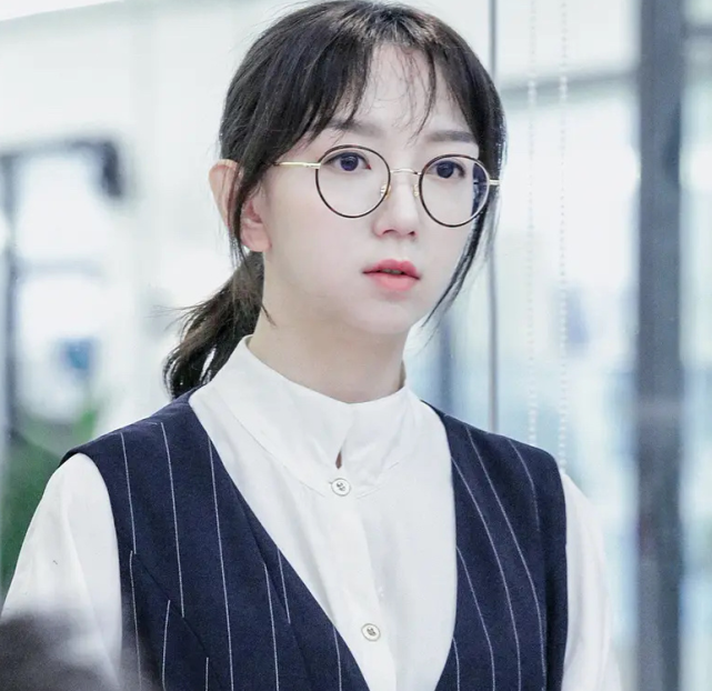 北大美女博士梅桢“翻车”，高考分数仅400多分，外籍身份惹争议