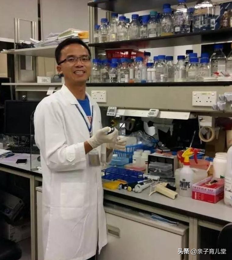 高考900分的农村男孩，曾帮父母割草养鱼，如今成贫家子弟榜样