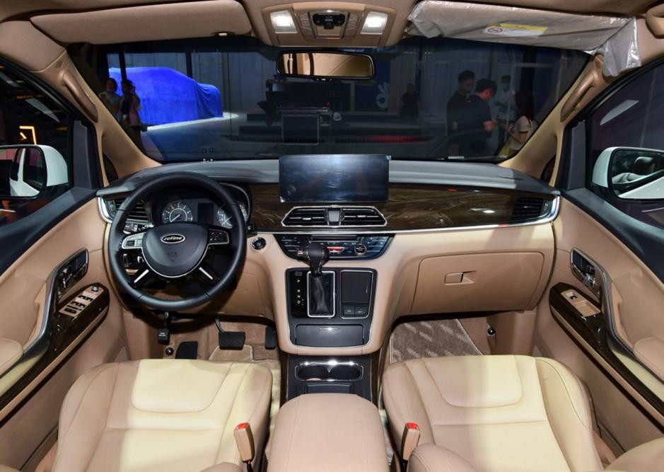 内饰部分,新车的设计和瑞风m6区别可大,整体来看变得更具科技味道了