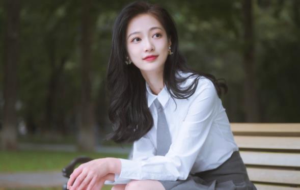 中传校花冯琳因领诵走红，不仅人长得漂亮，写的字体也备受欢迎