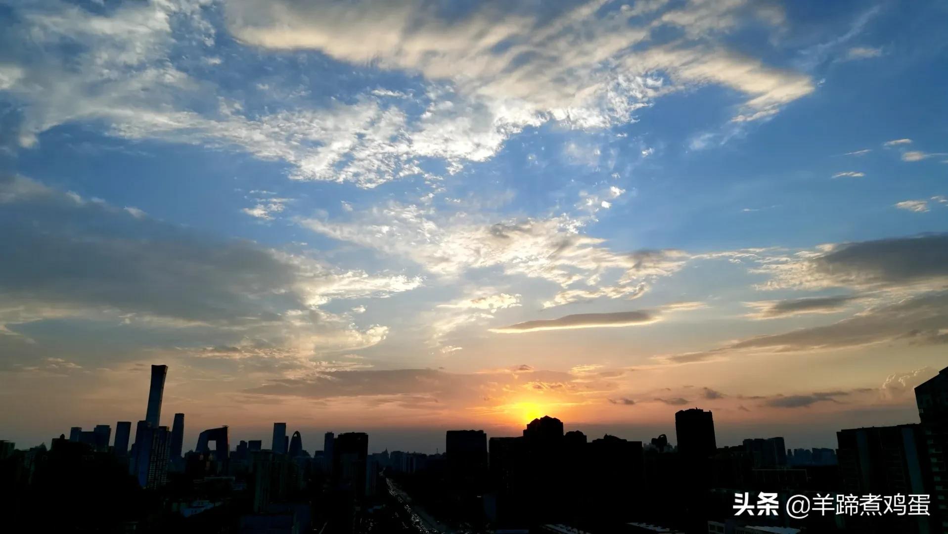 淫雨唤云行日隐耀霞红--雨后北京云空的美丽身影留下霞浓