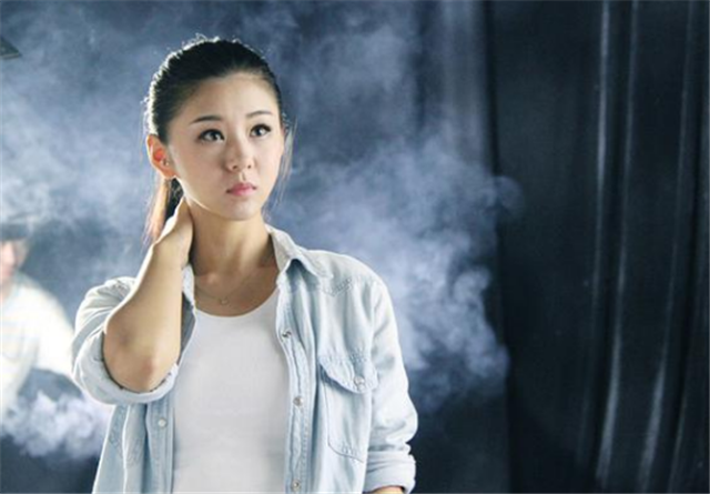 15岁入行，出道20年从不拍吻戏，结婚嫁初恋，李小萌不觉得亏