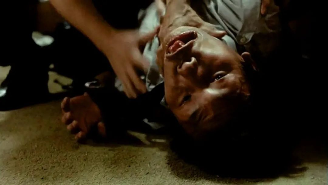 但就当那个晚上,五个人围坐在一起吃狗肉之时,香港先生却因为被狗骨头