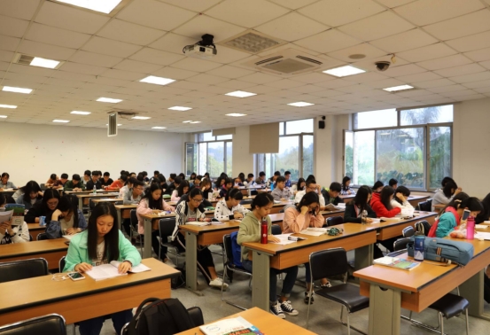 大一新生报到前，学生要及时办好“一档三证”，以免开学手忙脚乱