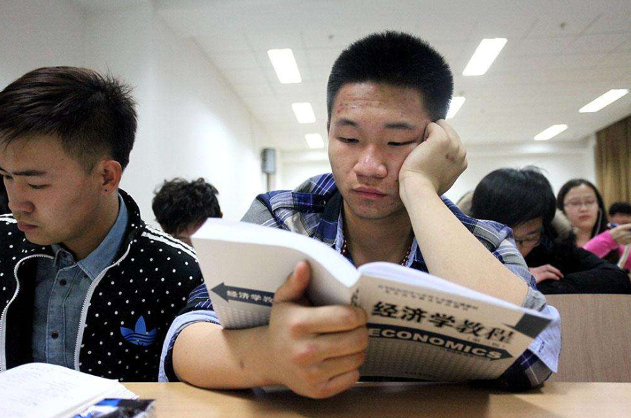 为什么大一新生要上晚自习，大二却不用，学姐：其实是为了这些