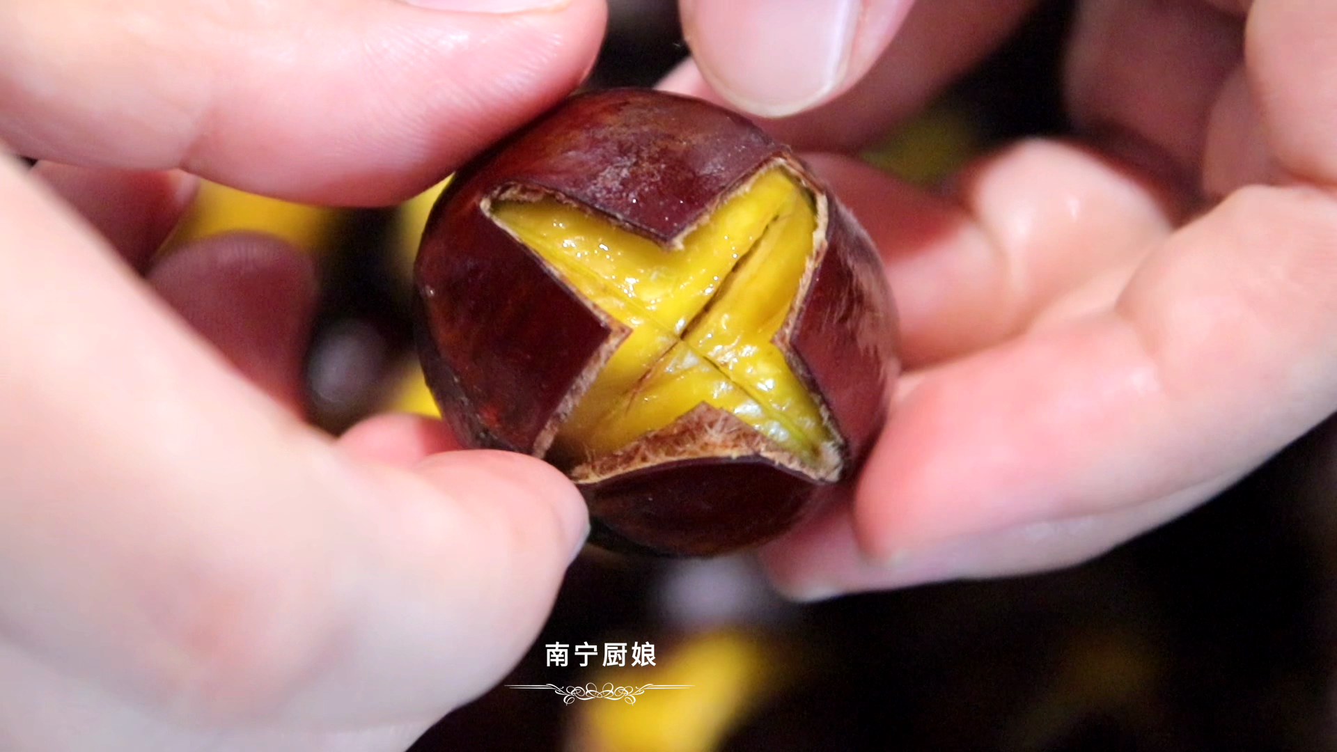 糖炒板栗原来做法这么简单，一个电饭锅就搞定，个个开花香甜粉糯