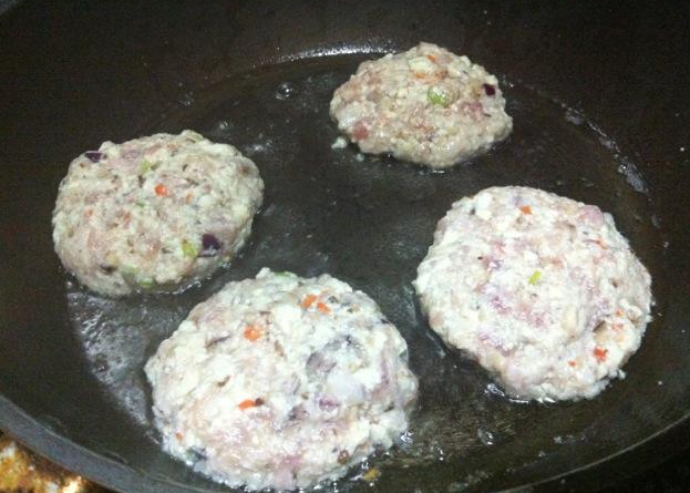 美味的青口，鲜香十足，和番茄一起焖制，汤汁浓稠，下饭美食