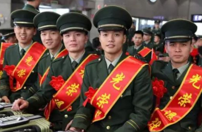 “高考入伍”和“毕业入伍”，退伍后差距明显，导员：有第三条路
