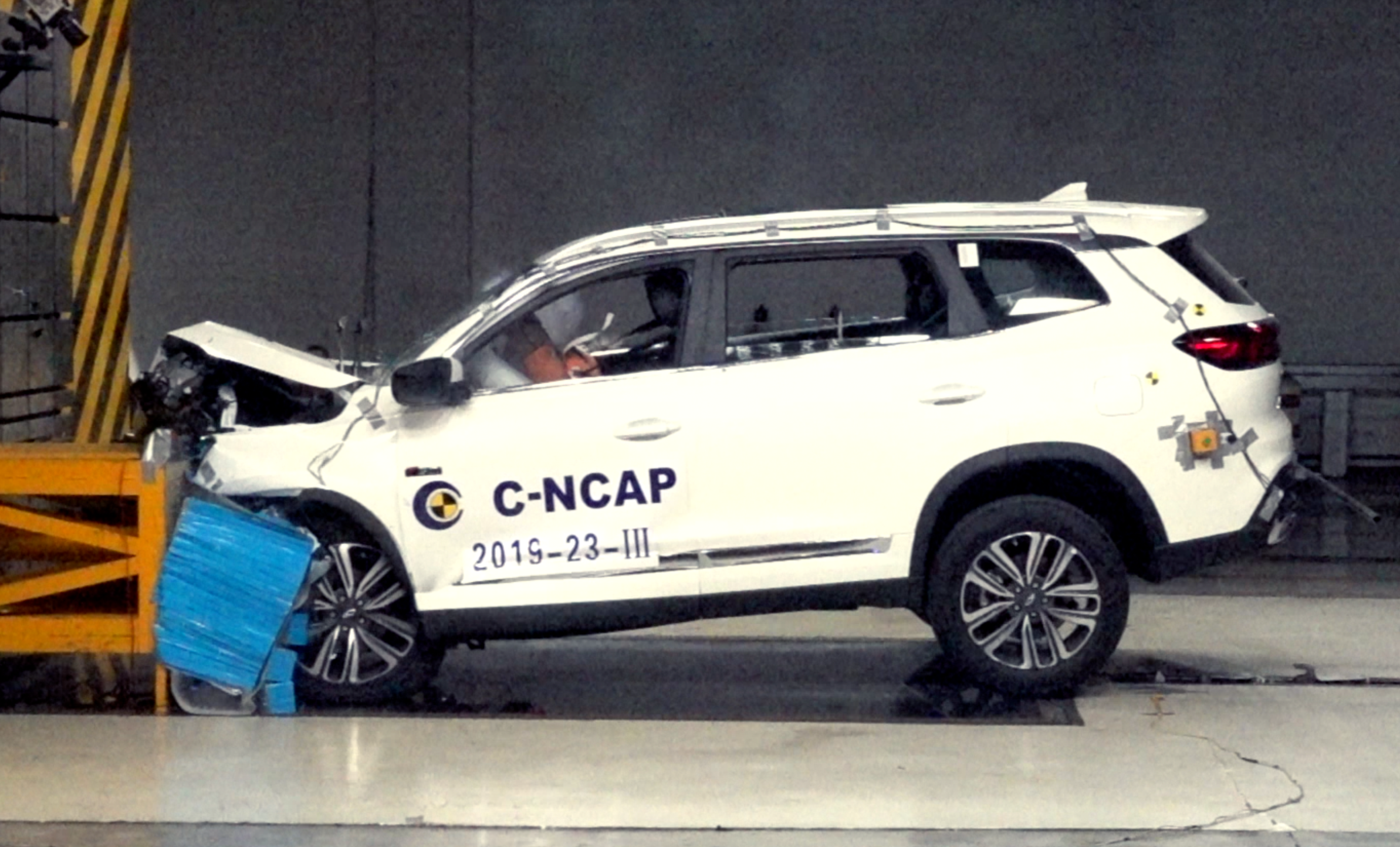 正面40%偏置碰撞测试速度提升至64km/h,瑞虎8在巨大的动能下,车头左侧