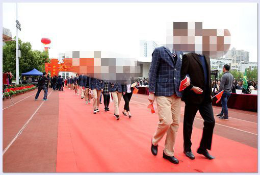 这些高中的校服令人眼前一亮，打破国人对校服的刻板印象！