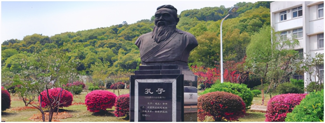 湖北“超网红”大学：依山傍水，空调宿舍，每人还配家具一套