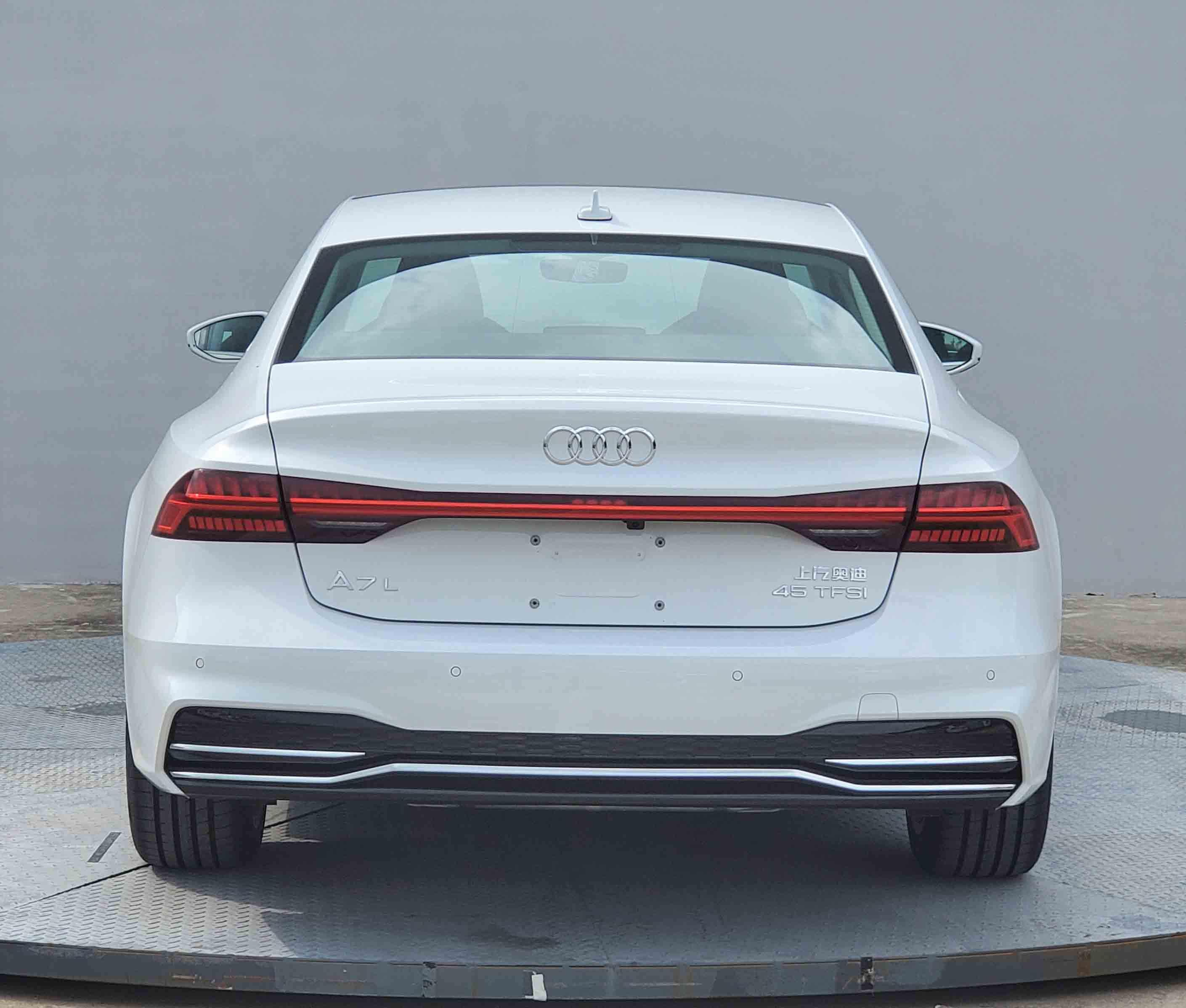 上汽奥迪A7L 2.0T车型现身 或售45.98万元起