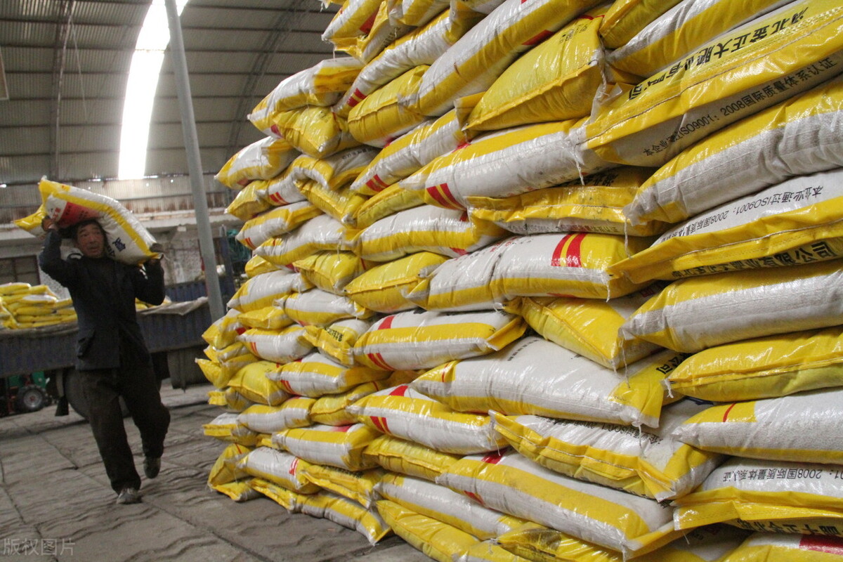 一吨肥料从出厂到农民手里被加多少钱？农资店卖肥料很挣钱吗？