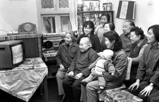 【親子宅設計精選】沒有電視的客廳居然就像開了掛！不僅能看書健身，還能變身遊樂場
