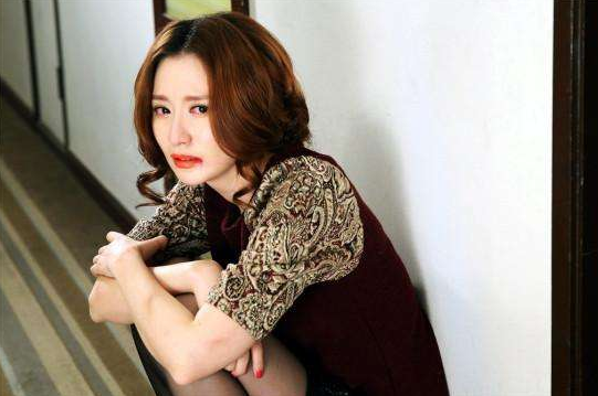 张萌一家三口罕露面！与富豪老公当街拥抱，一旁女儿受冷落超委屈