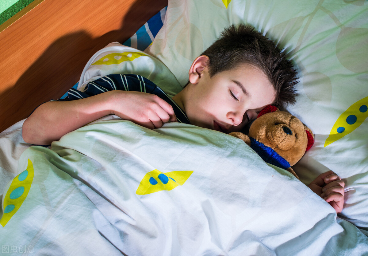 小孩癫痫病的早期症状？如何正确地进行紧急护理