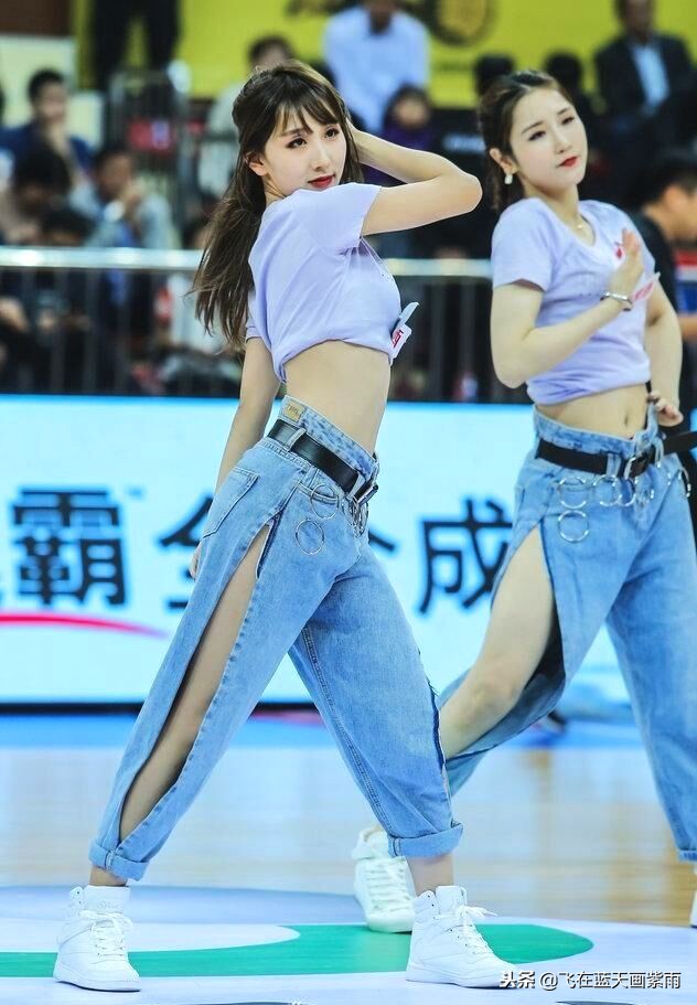 cba哪里可以种睫毛(看CBA拉拉队表演，要加钱吗？球迷：美得像一首抒情诗，感觉恋爱)