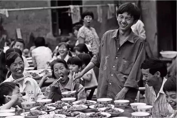 老照片回顾高考43年：马云高考数学1分，刘强东志愿当官...