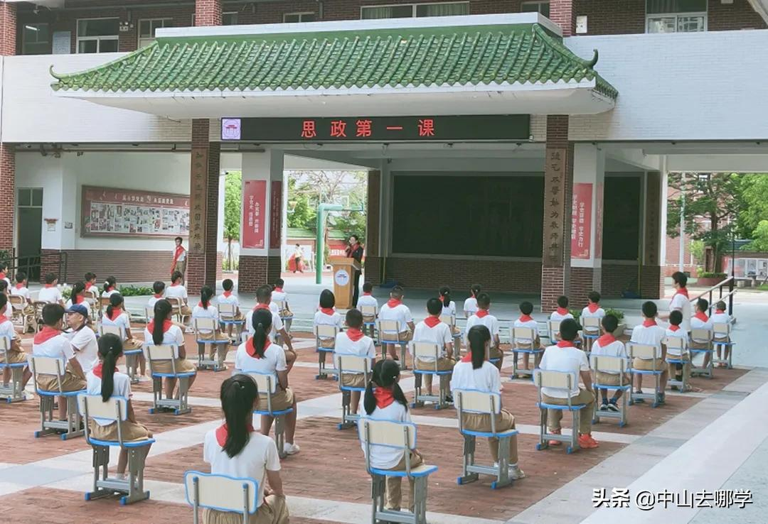 开学啦！现场多图预警：妈趴窗，爹爬墙，脸贴地！场面过于欢乐