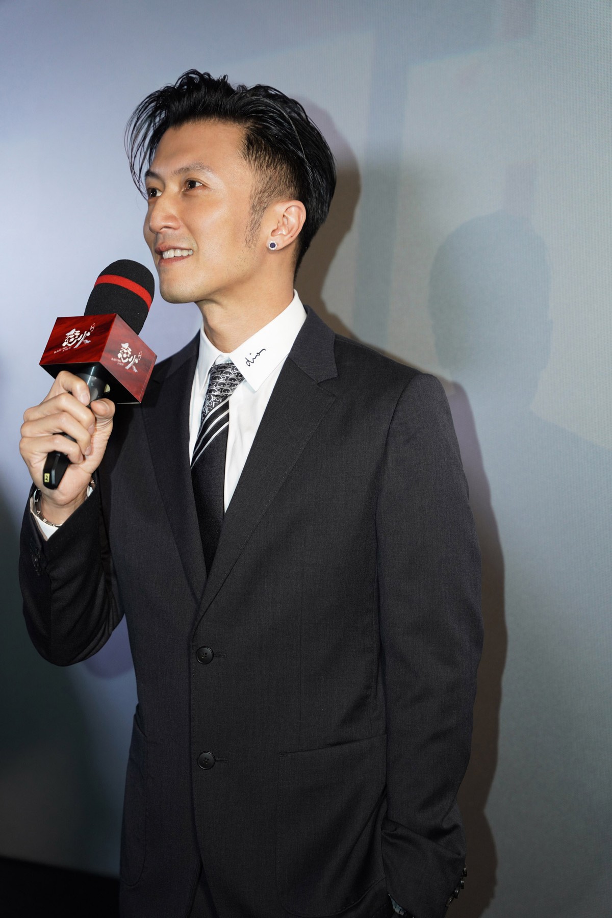 40岁谢霆锋帅气不减当年,西装背头魅力十足,"生图"状态太好了