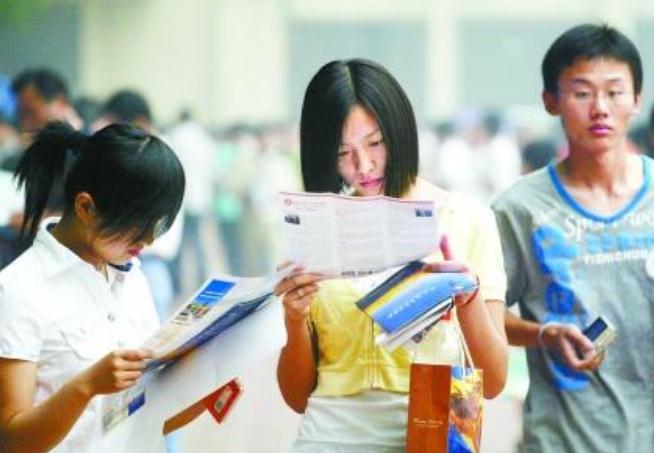 云南一考生高考成绩“失踪”，当场着急大哭，底部小字带来转机