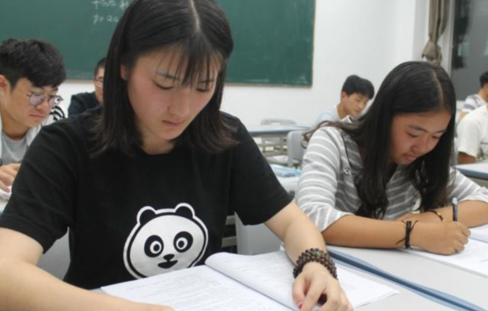 家长建议学校取消晚自习，网友意见一边倒，教育部暖心回应