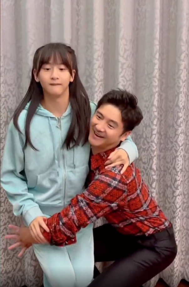 幸福！田亮重现8年前与女儿温情瞬间，单手抱13岁森碟直呼费劲