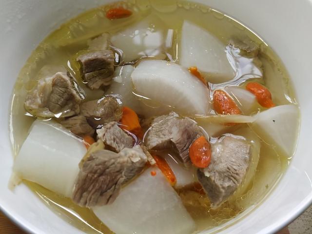 家常版清炖羊肉，用最少的料，炖出最鲜的汤，好喝不腻，没腥膻味