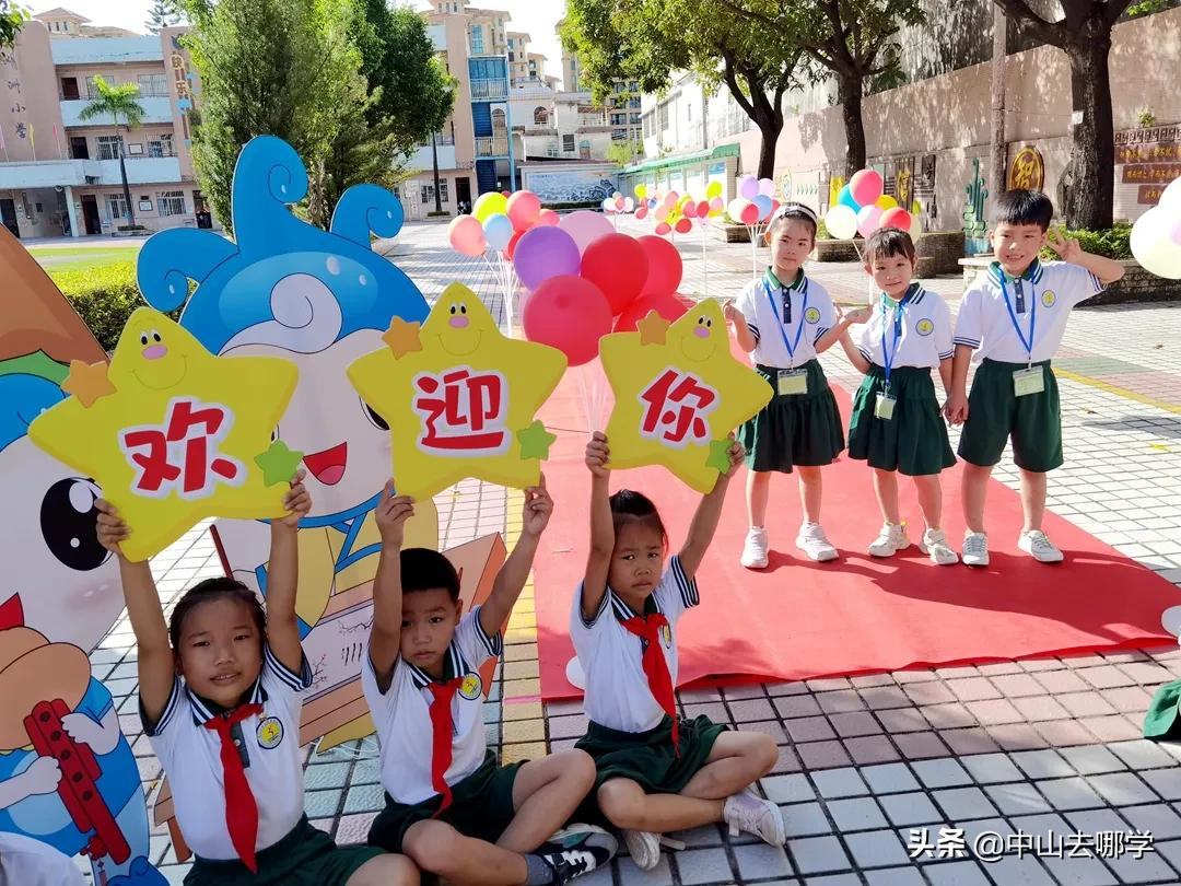 开学啦！现场多图预警：妈趴窗，爹爬墙，脸贴地！场面过于欢乐