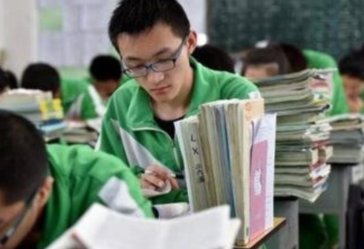 考生为自己估分405后痛哭，200分就能上大专，我这么努力有什么用