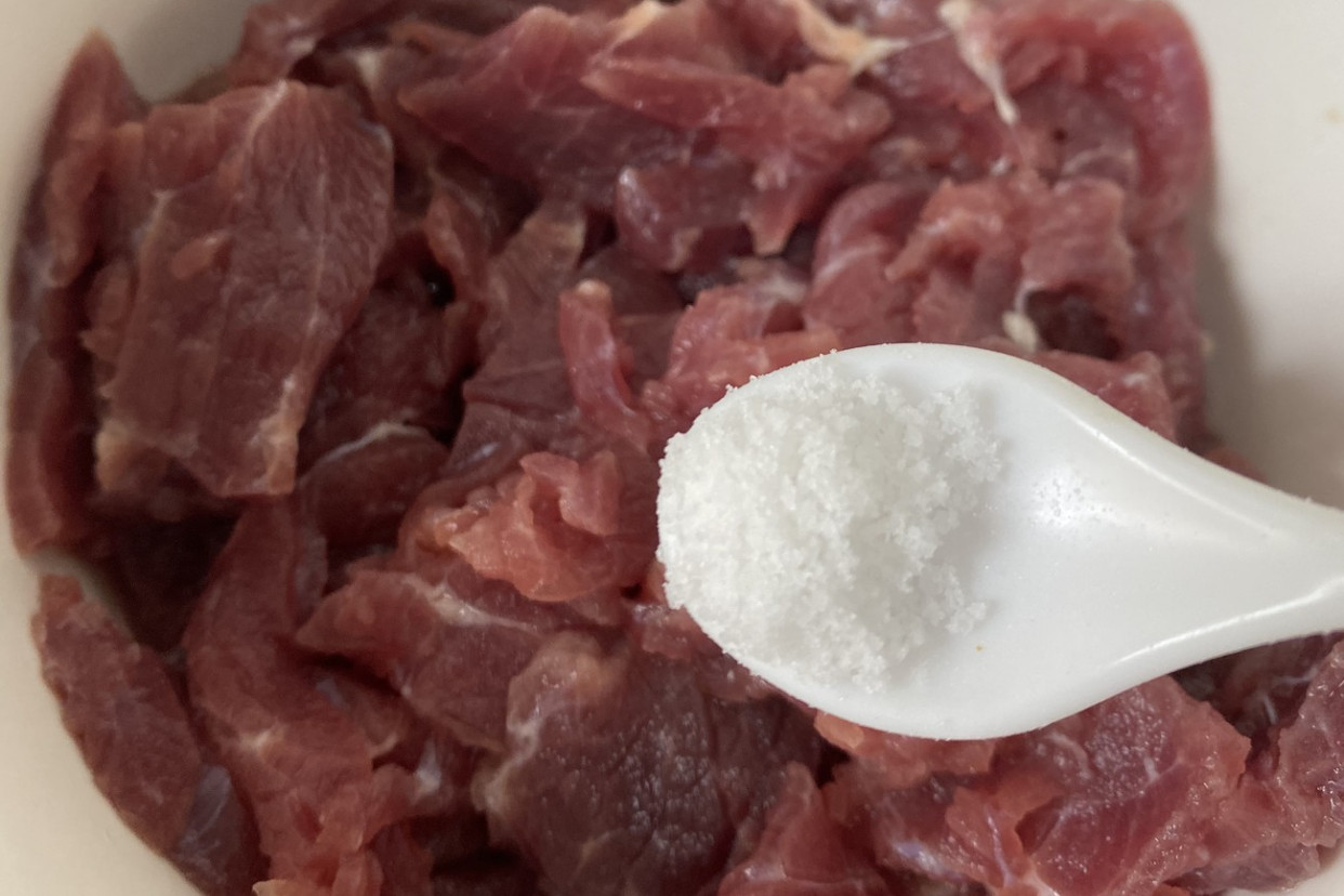 牛肉怎么腌才嫩？大厨教你3个技巧，不放料酒不放鸡蛋，滑嫩可口