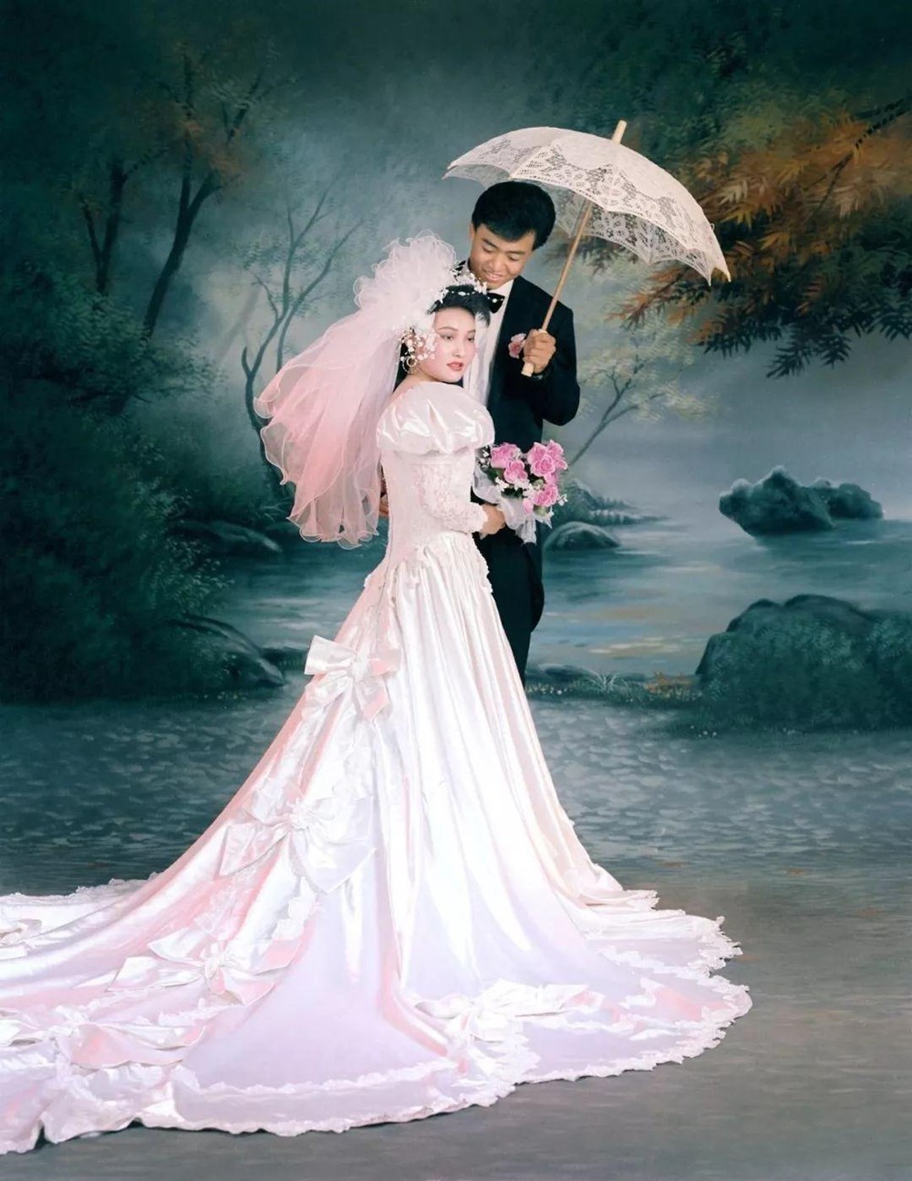 80年代婚纱照保守，90年代浓浓“影楼风”，你最钟意哪款婚纱照？