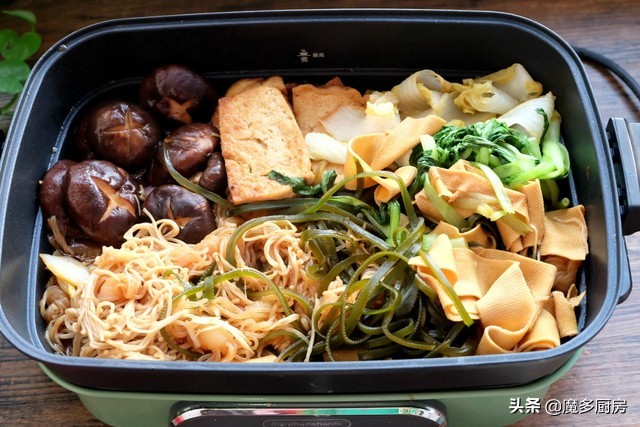 寿喜锅自己做，简单方便又好吃，半碗调味汁一浇，从此告别水煮菜