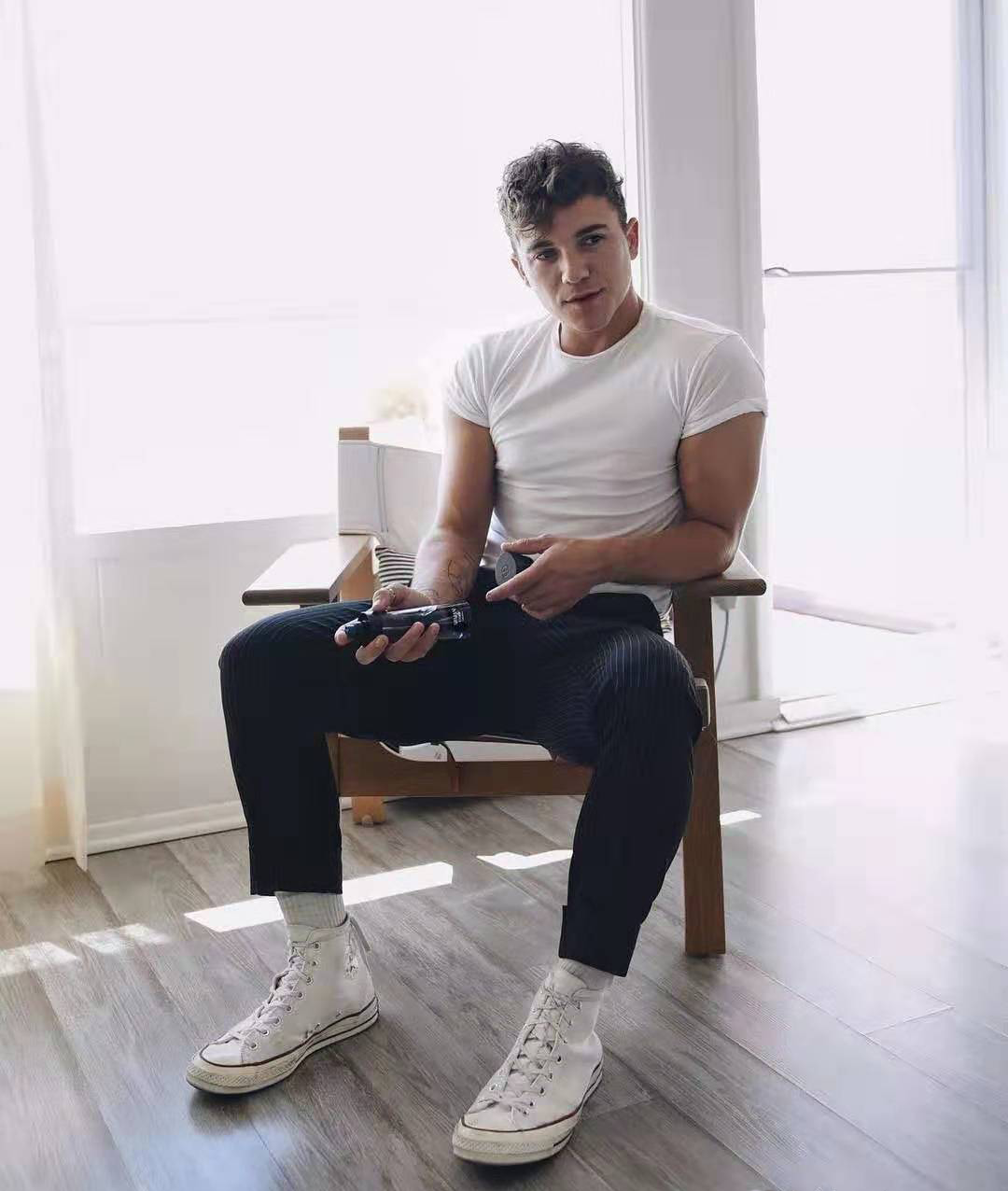 时尚型男注重鞋品,四款经典的帆布鞋搭配,男同胞们要知道