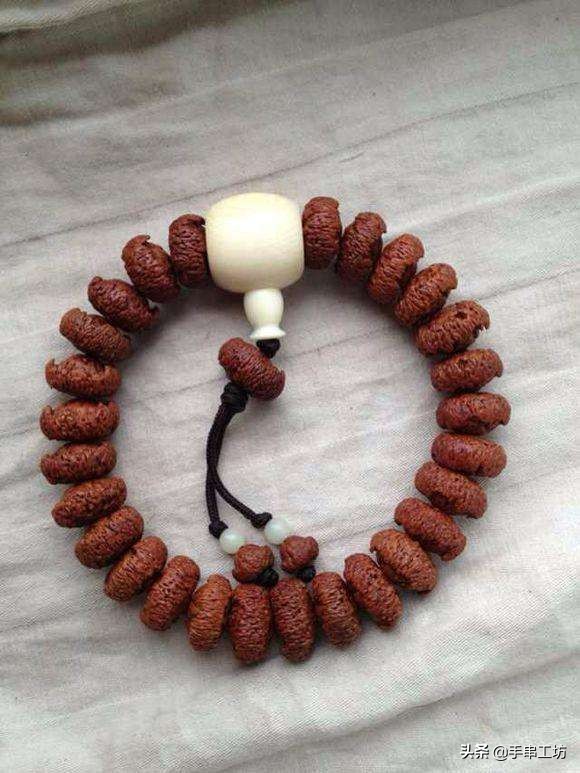 曾经1000块钱买不到，现在100块钱没人要，那些被炒作起来的手串