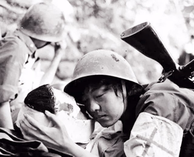 1986年老山战役照片《死吻》:那名医护队女护士张茹,后来怎样了