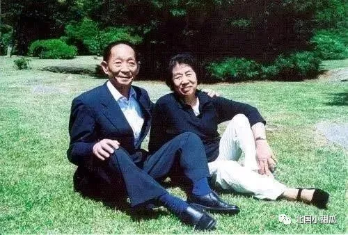 夫人坐轮椅泪别袁隆平:那个宠了她一辈子的人,永远地走了!