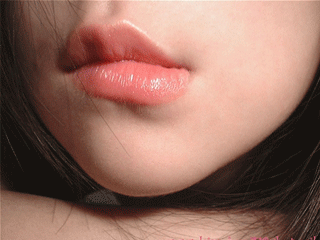 嘴唇干裂、唇纹明显？影响你颜值的小细节正在毁了你，这一招可解